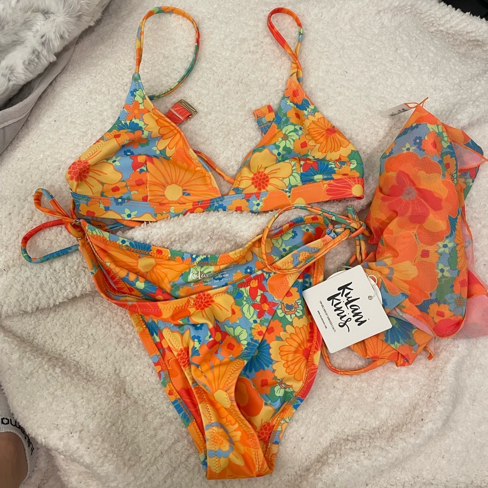 Kulani Kinis - Matching Bikini Top & Bottom with Matching Sarong - Sz Small